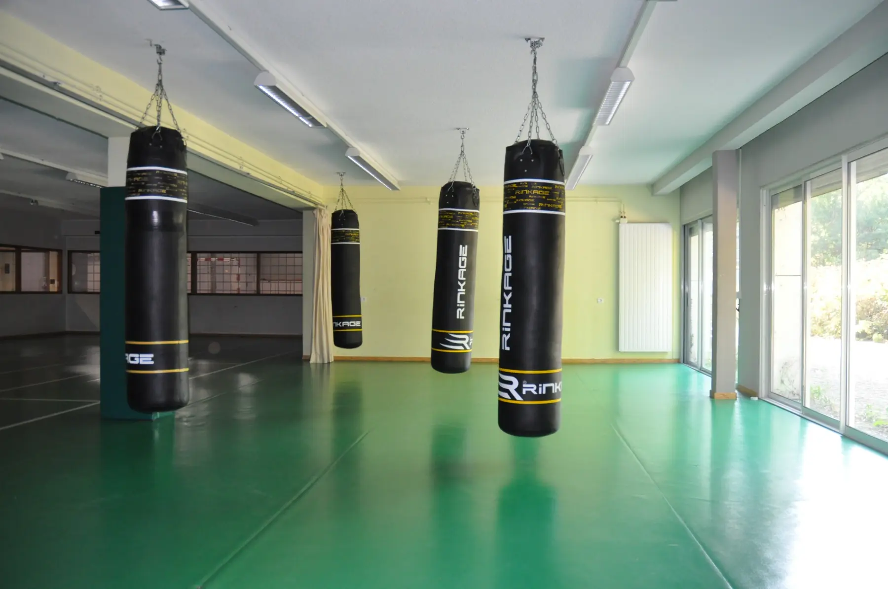 Salle de boxe avec sacs de frappe à Viviers